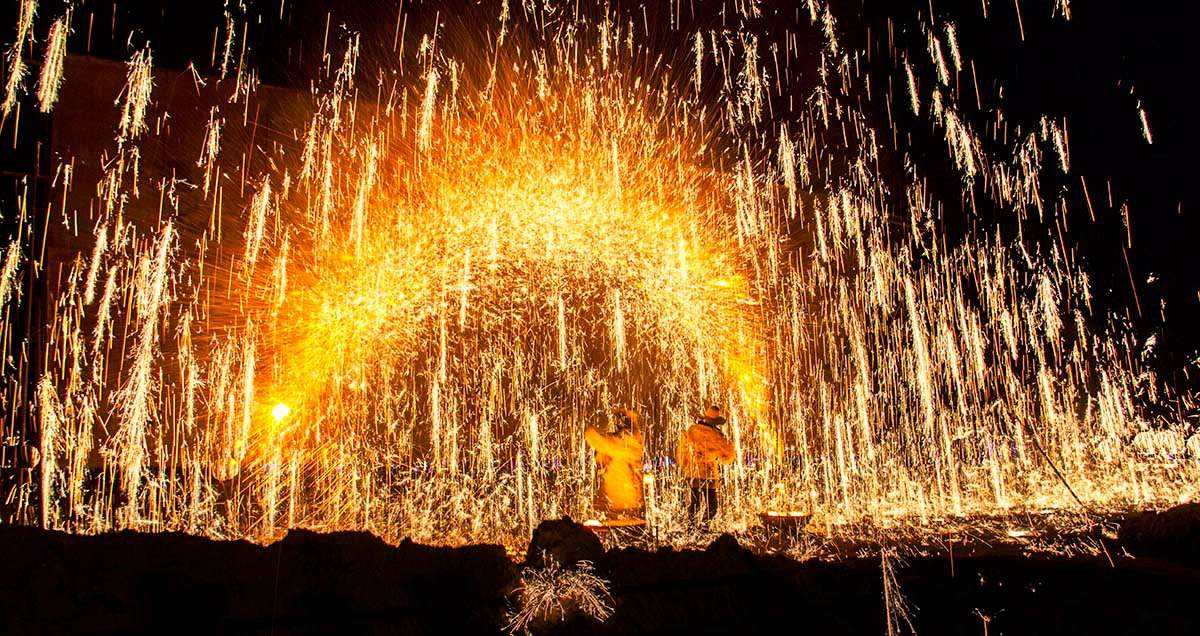 五穀豊穣や豊かな暮らしへの願いが込められた伝統芸能、打樹花(何さん特別編)